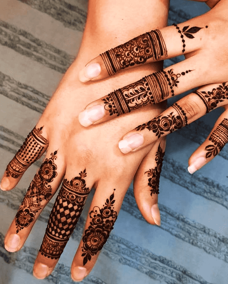 Refined Royal Finger Henna Design