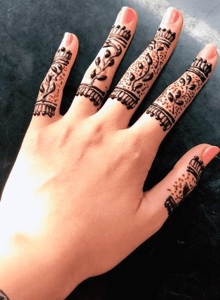 Shapely Royal Finger Henna Design