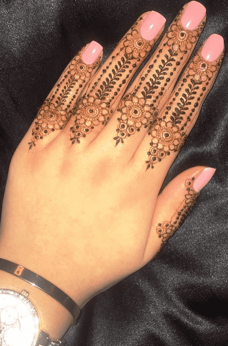 Slightly Royal Finger Henna Design