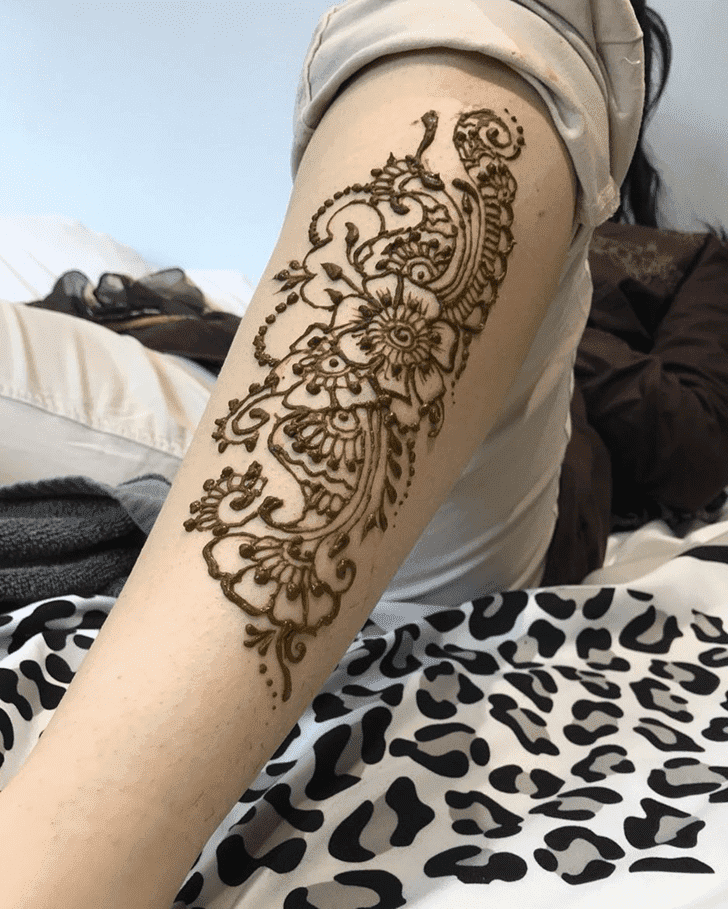 Delicate Sargodha Henna Design