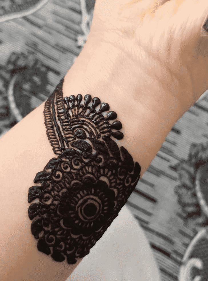 Graceful Sharjah Henna Design