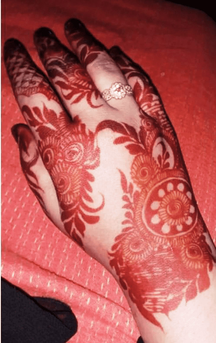 Inviting Side Henna Design