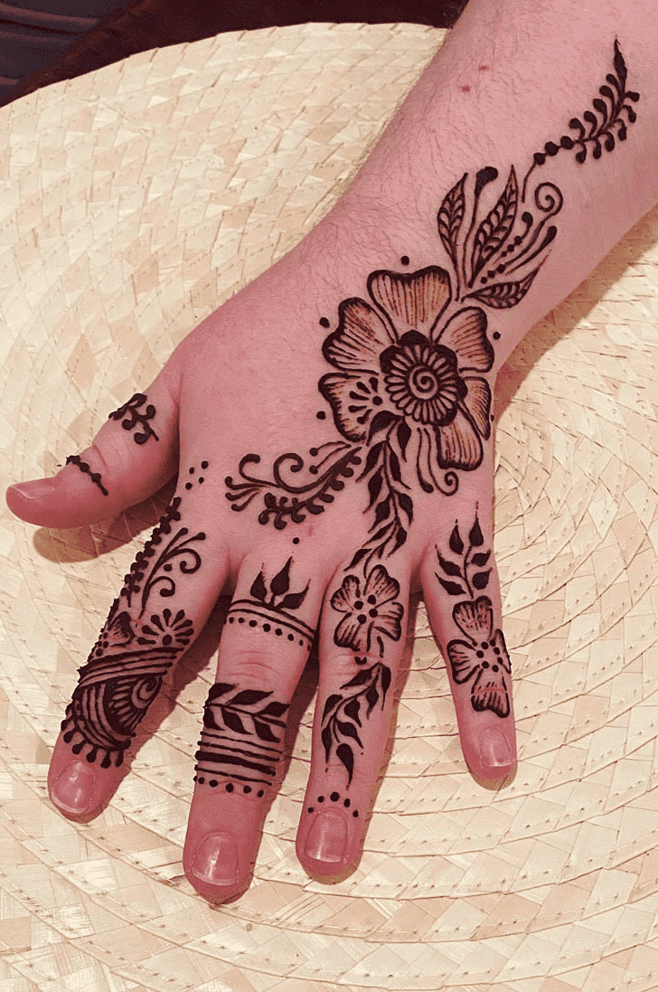 Splendid Side Henna Design