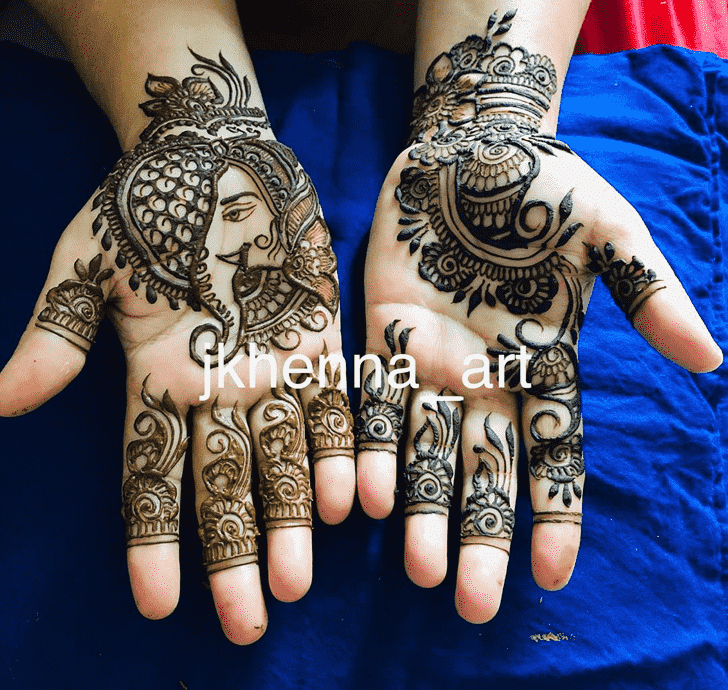 Enticing Solang Valley Henna Design