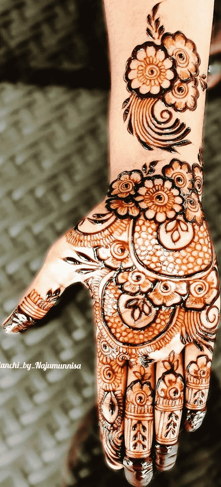 Radiant Stylish Henna Design