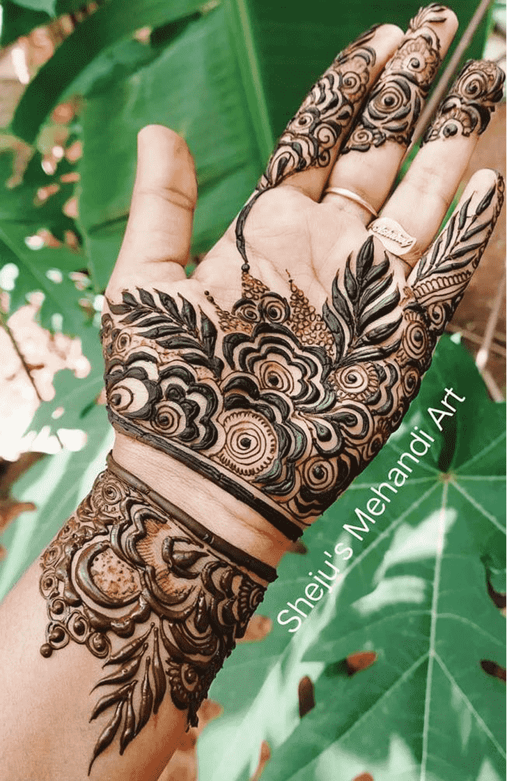 Resplendent Stylish Henna Design
