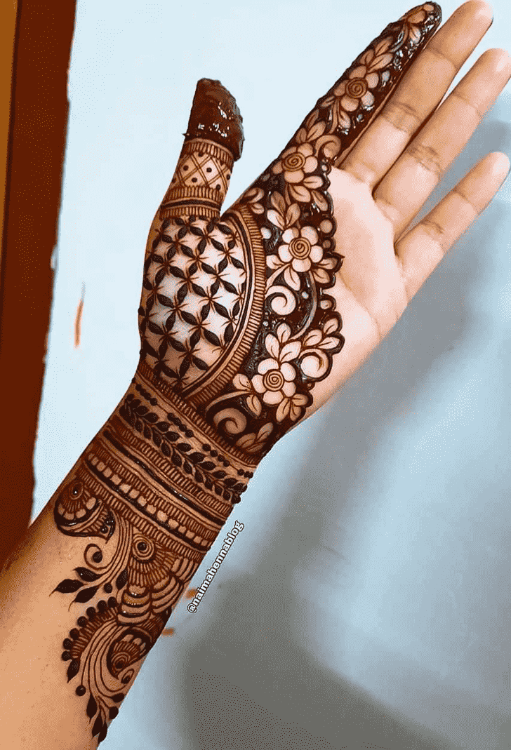 Shapely Stylish Henna Design