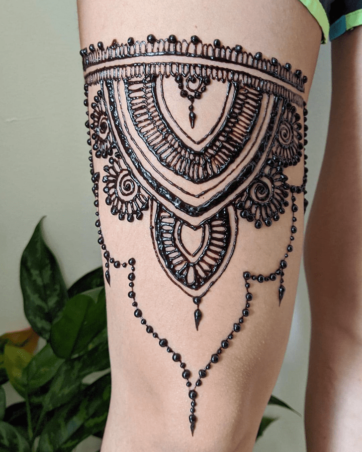 Comely Thigh Henna Design