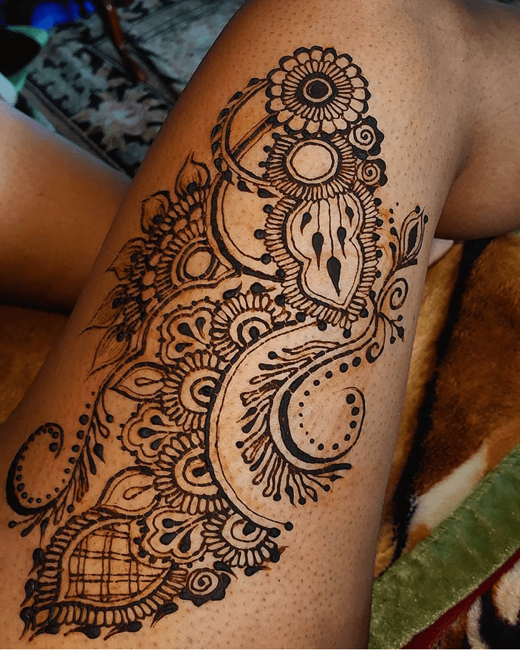 Delicate Thigh Henna Design