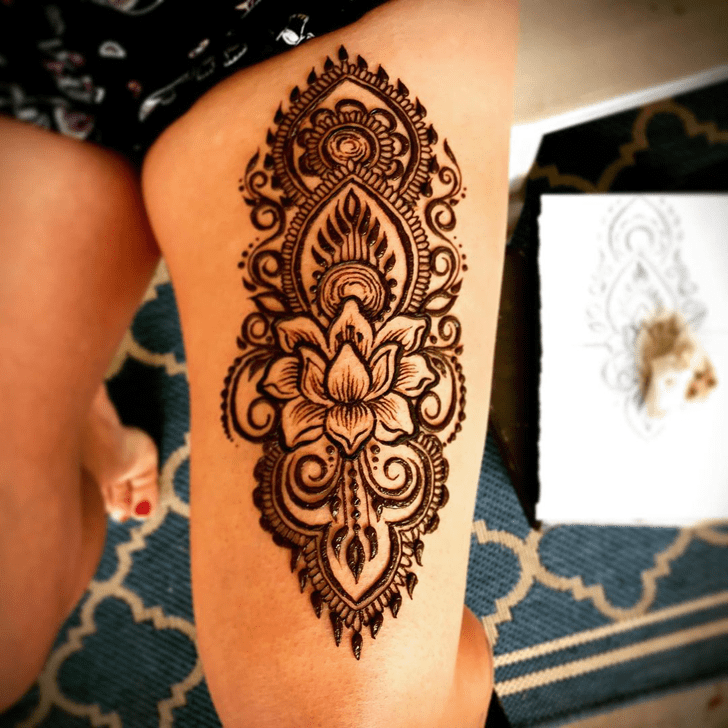 Exquisite Thigh Henna Design