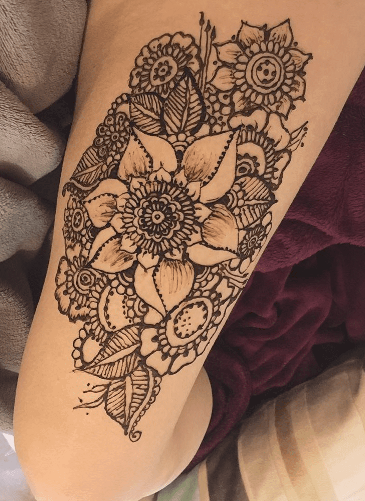 Shapely Thigh Henna Design