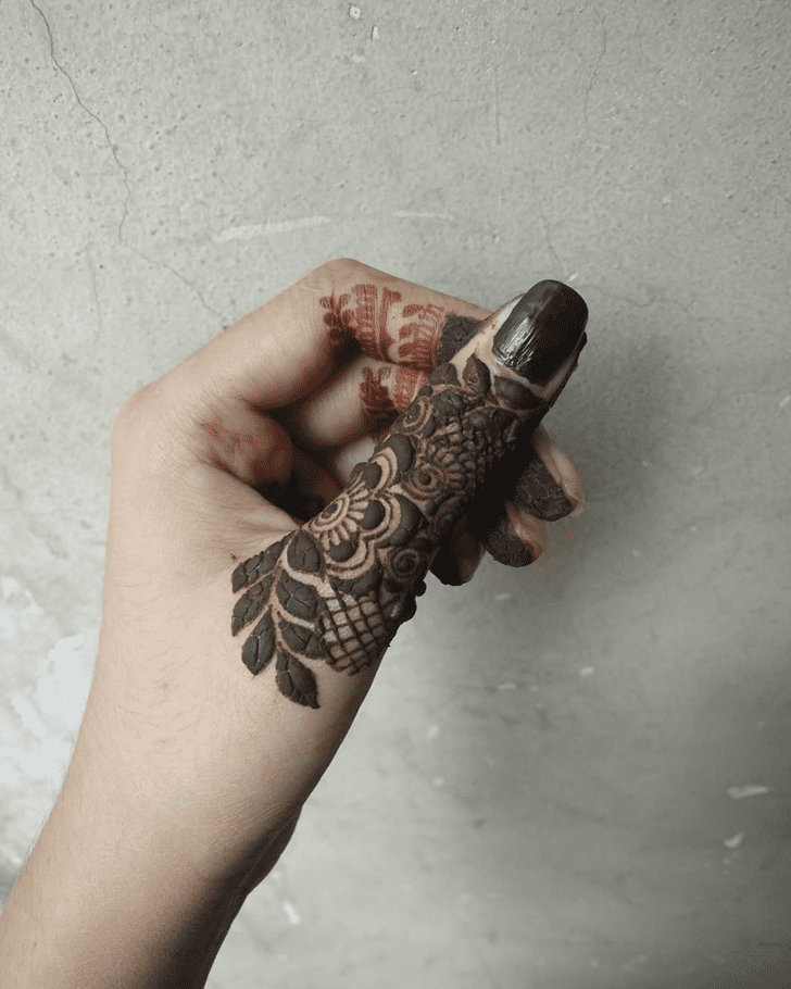 Elegant Thumb Henna Design