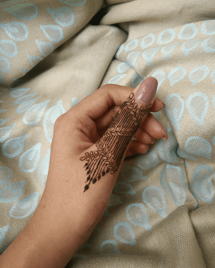 Enticing Thumb Henna Design