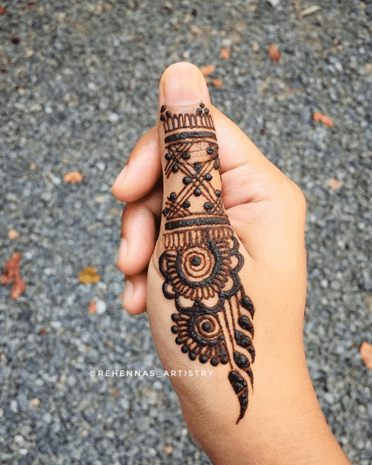 Exquisite Thumb Henna Design