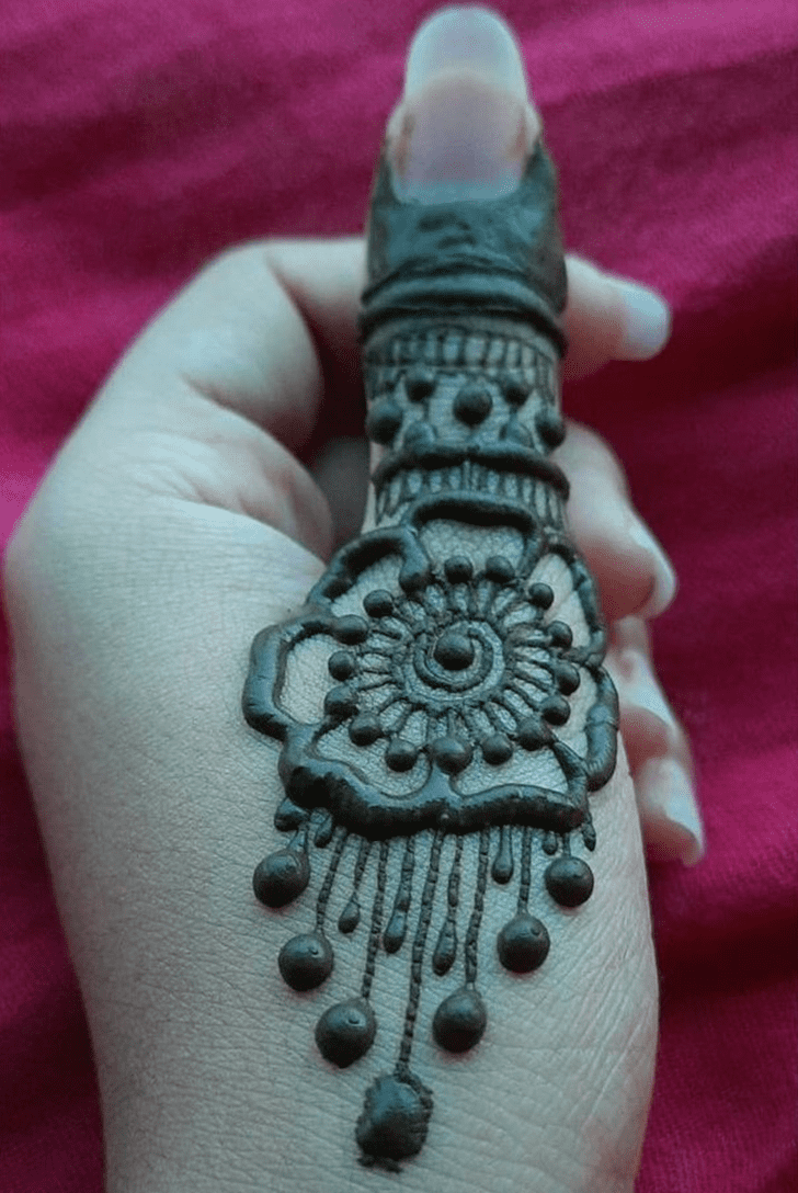 Fascinating Thumb Henna Design