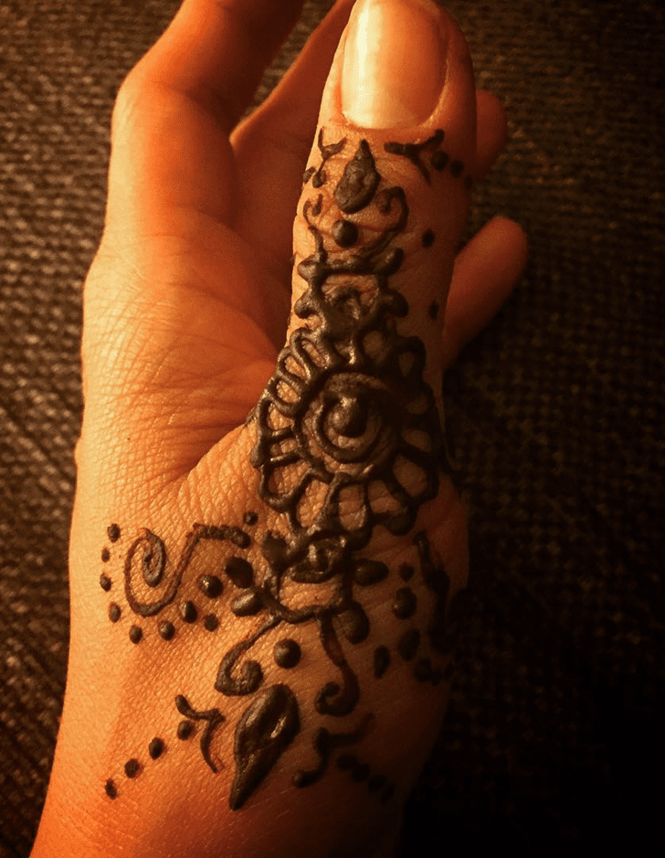 Fine Thumb Henna Design