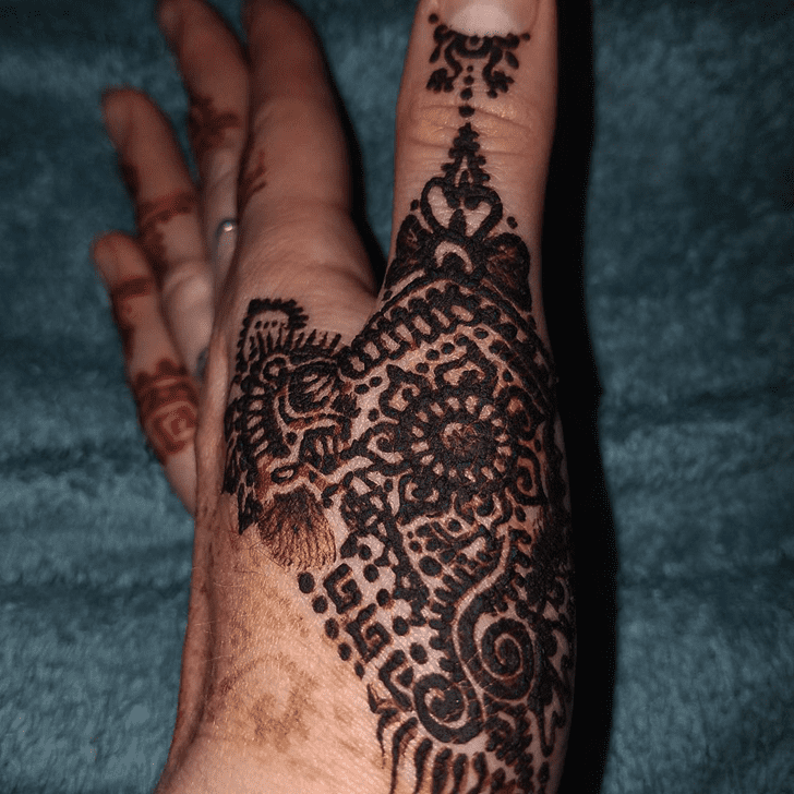 Good-Looking Thumb Henna Design