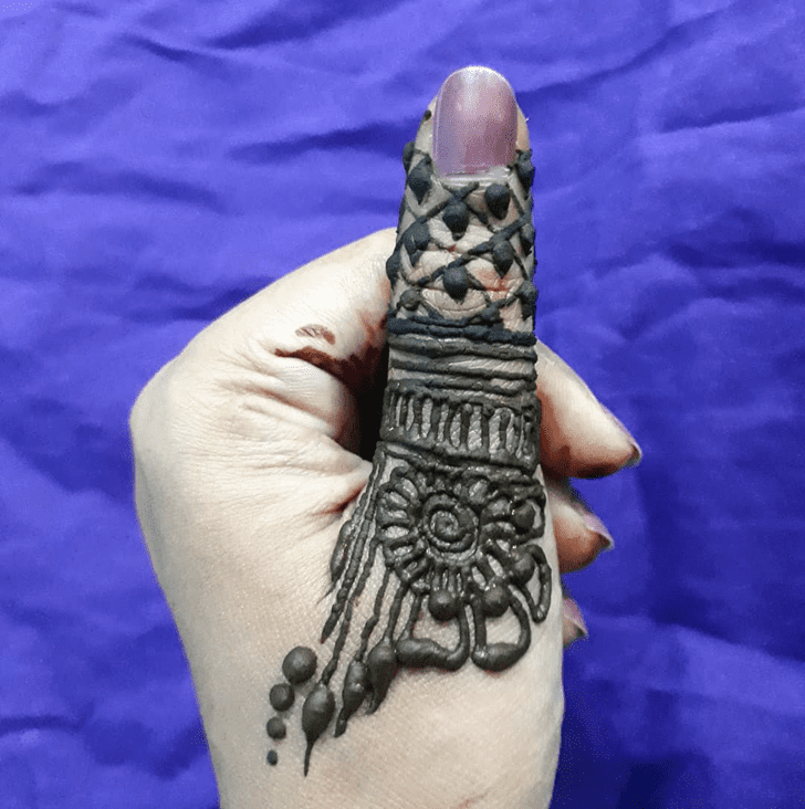 Grand Thumb Henna Design