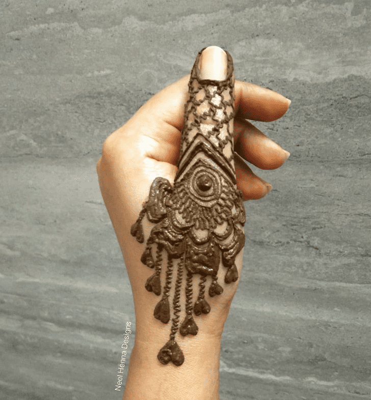 Refined Thumb Henna Design