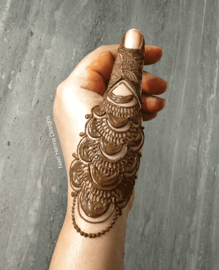 Resplendent Thumb Henna Design