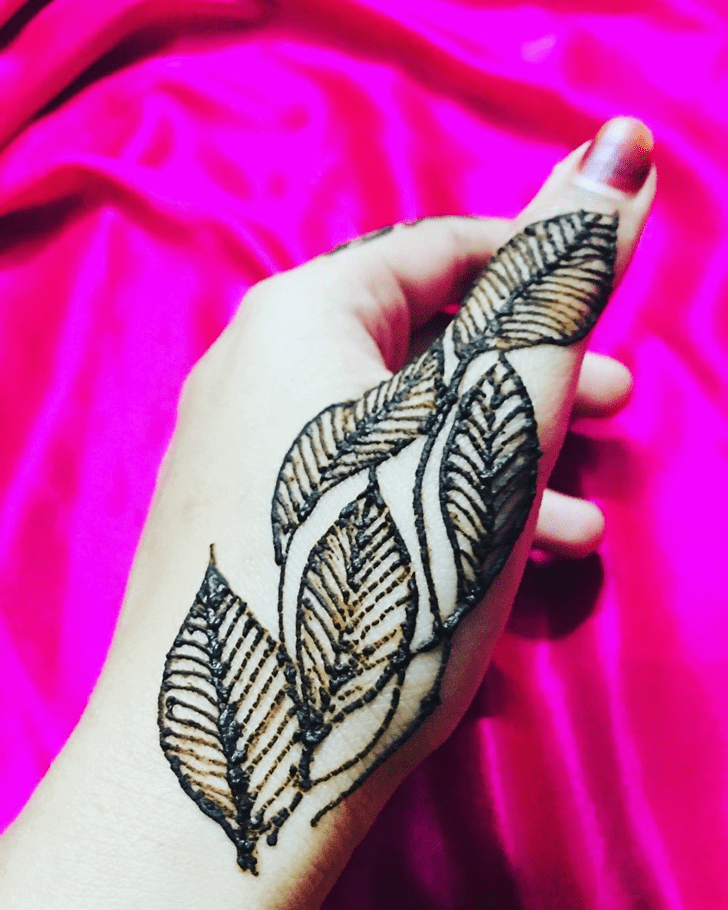 Shapely Thumb Henna Design