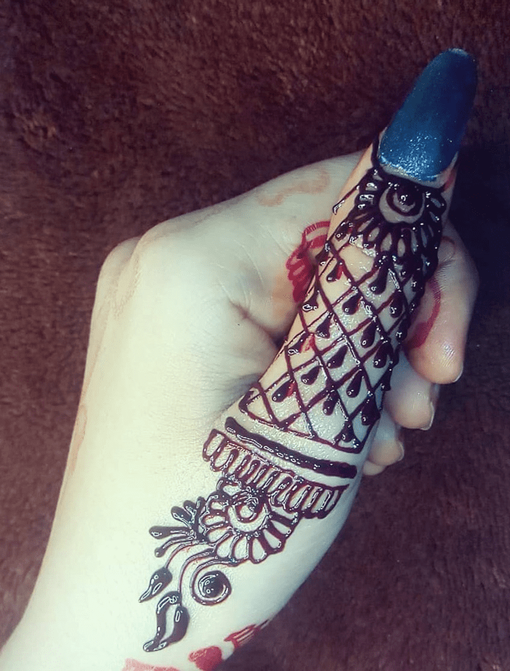 Statuesque Thumb Henna Design