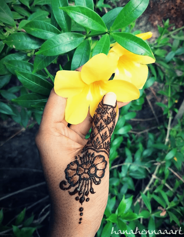 Symmetrical Thumb Henna Design
