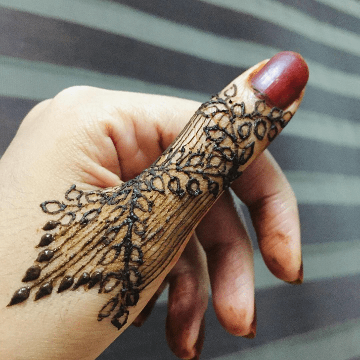 Breath Taking Thumb Henna Design