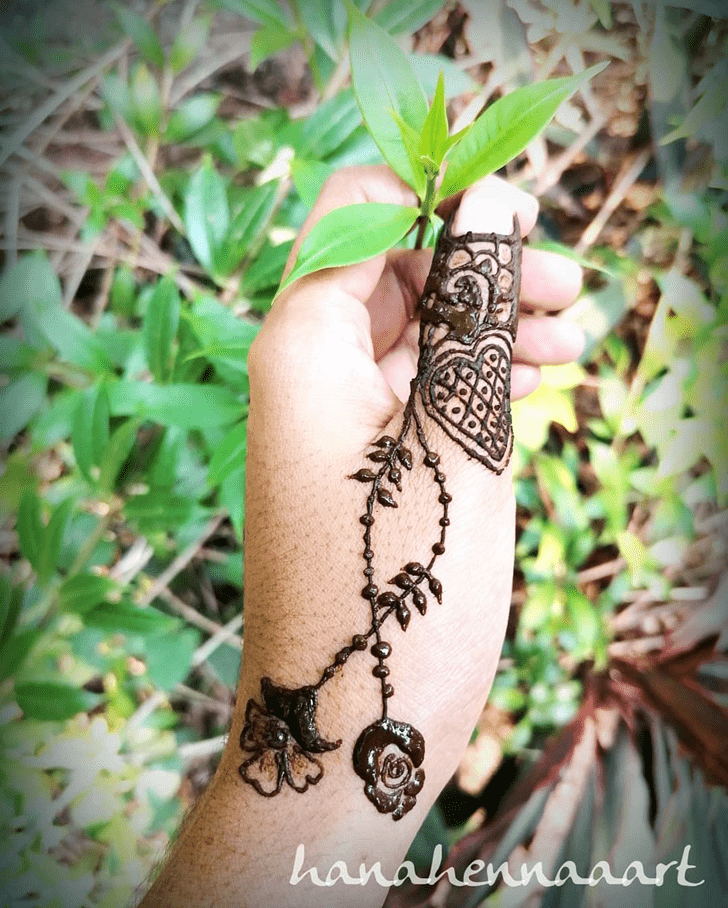 Well-Formed Thumb Henna Design