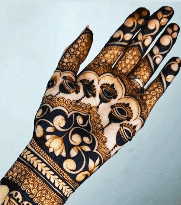 Shapely Trending Henna Design