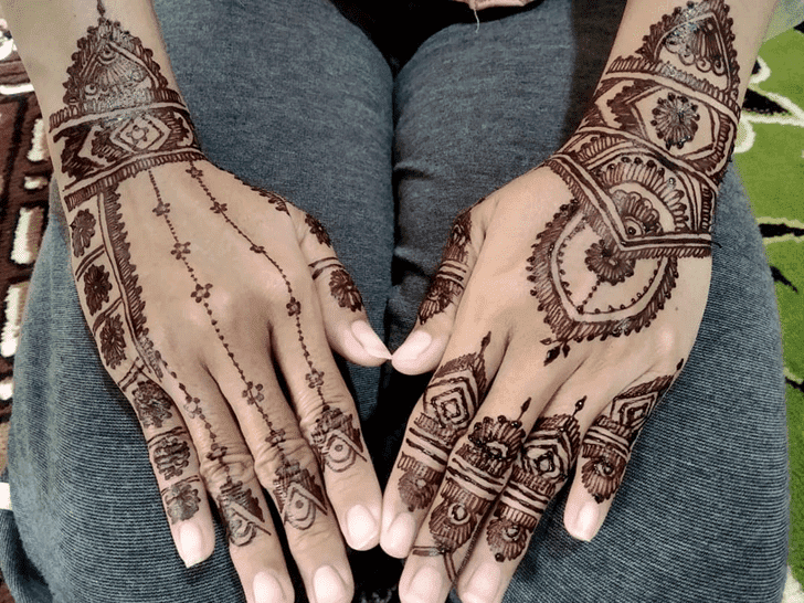 Elegant Vat Purnima Henna Design
