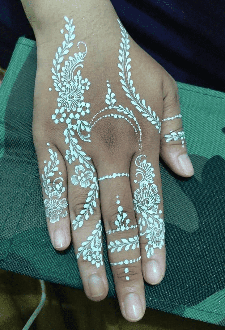 Graceful Vat Purnima Henna Design