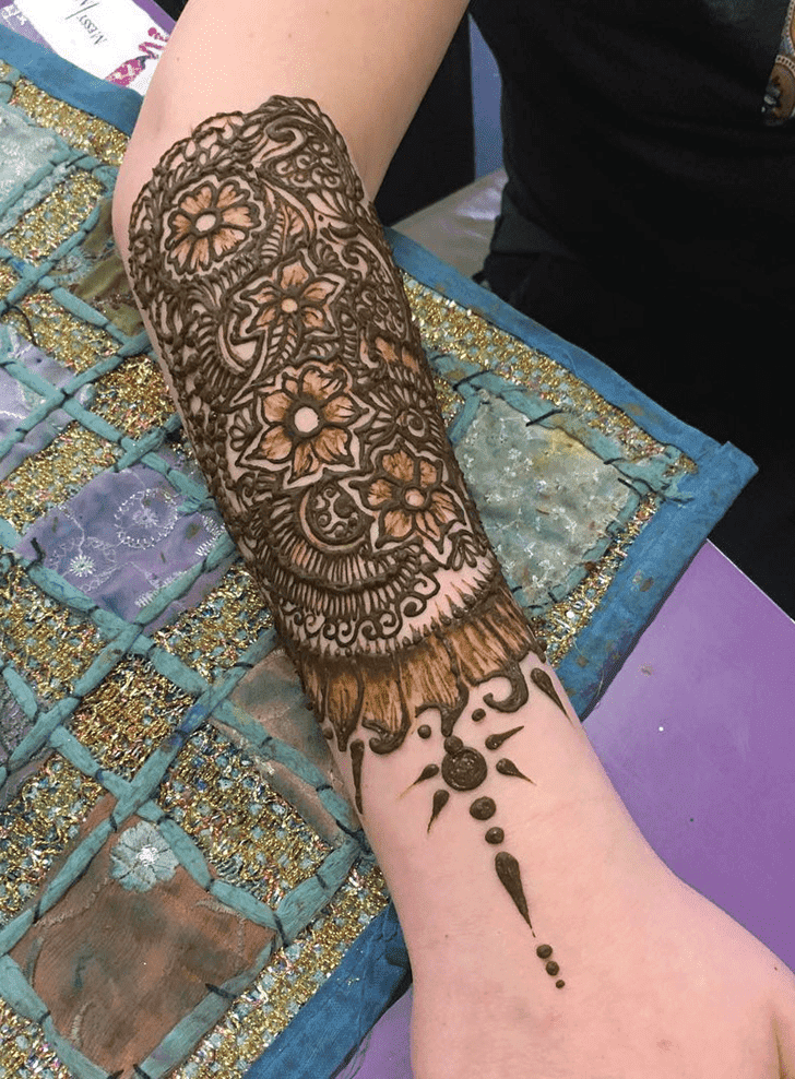 Dazzling Western Henna Design