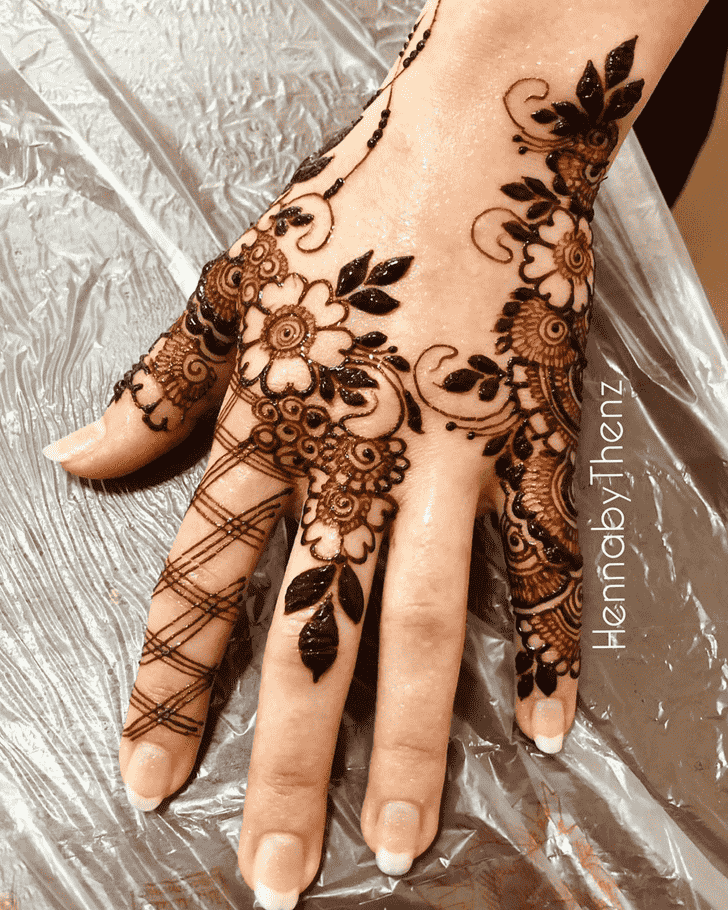 Mesmeric Women Henna design