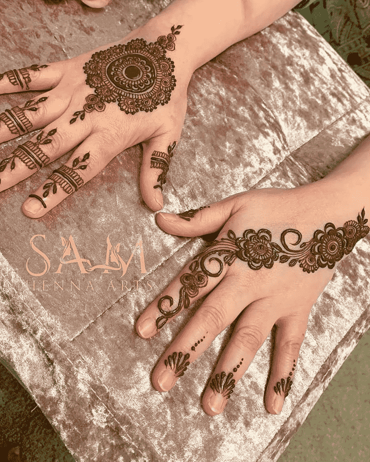 Ravishing Women Henna design