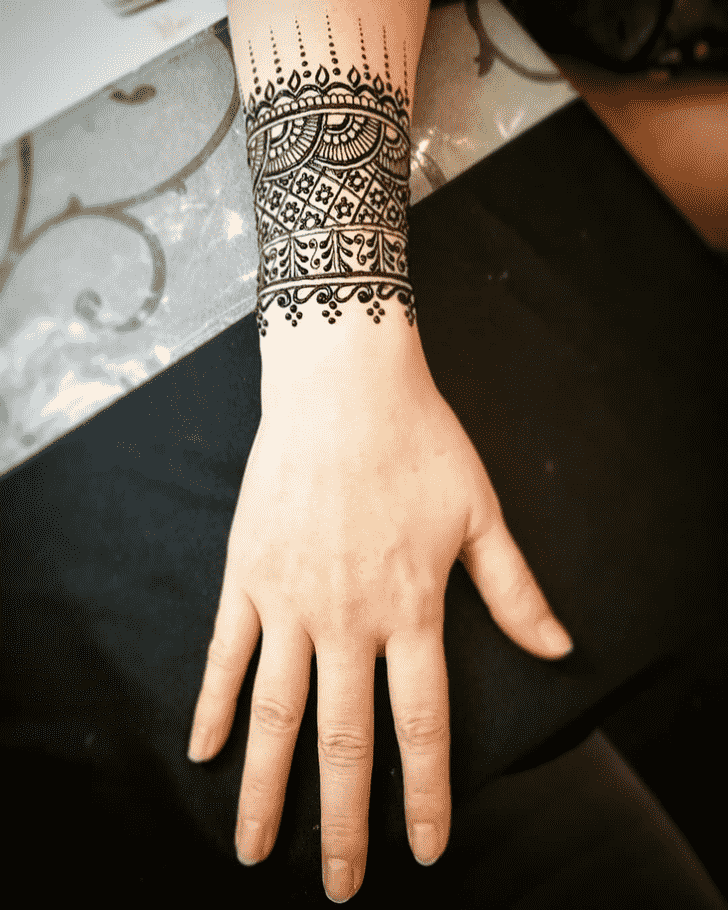 Shapely Wrist Henna design