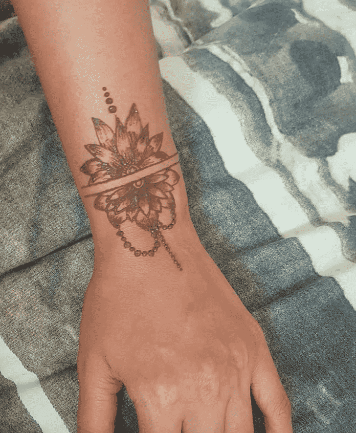 Splendid Wrist Henna design